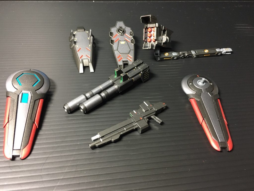 装備一式
ショットガン レオパルドダ・ヴィンチの物。
インパクトシールド GセルフPPの物。シールドの模様がガンダムフレームに見られる電源マークみたいなのに似ていたので採用。
スパイクシールド ウヴァルの物。デザイン好きだったので採用。
ダブルキャノン 紅ウェポンのバズーカを横並びに取り付け。
チャフクラスター 何かのパーツを丸々採用。
サブアーム バトルアームアームズを採用。4本とも同じ構成です。
