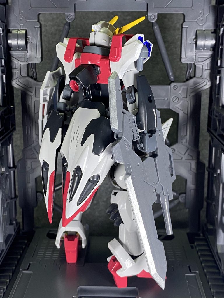 後ろから見るとこんな感じ。
テールの部分は、キマリスヴィダールから。

武器は、2４thセンチュリーウエポンズのビームサブマシンガンと、オルフェンズのオプションセットに入ってたブレードを組み合わせて銃剣風にしています。
ブレード部分にもグリップを付けているので、分割して大剣としても使用できます。