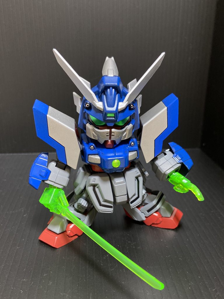 ノーマルモード。暴走時とは違う印象、清潔感のある主人公系を目指しました。顔まわりのバルカンに100均ビーズを埋めこみと肩周りの合わせ目消し以外、全くの未改造ですが、素敵プロポーションです。