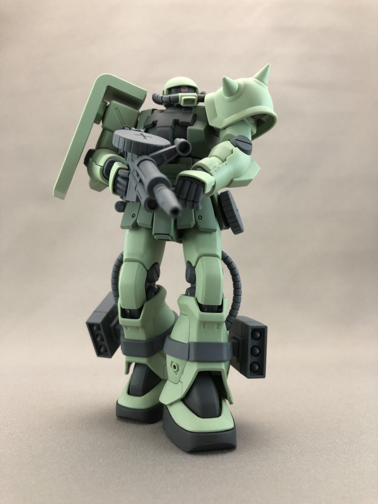 まずは量産機といえばこの人、ザク界からF2型さんです。キットの評判の良さを聞いて通販で購入しましたが、確かにスタイリッシュなフォルムとそこそこの可動域が両立されている名キットでした!リバイブザクも楽しみですね。