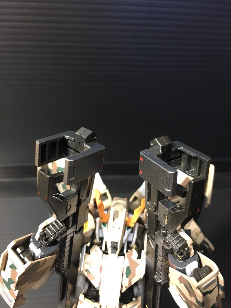 右手 メインアーム用
左手 サブアーム用
リベイク付属のライフルはそのまま持たせると腕の装甲と干渉するのでメインアーム用の2丁はマガジン内側の凸部分を削ぎ落としています。