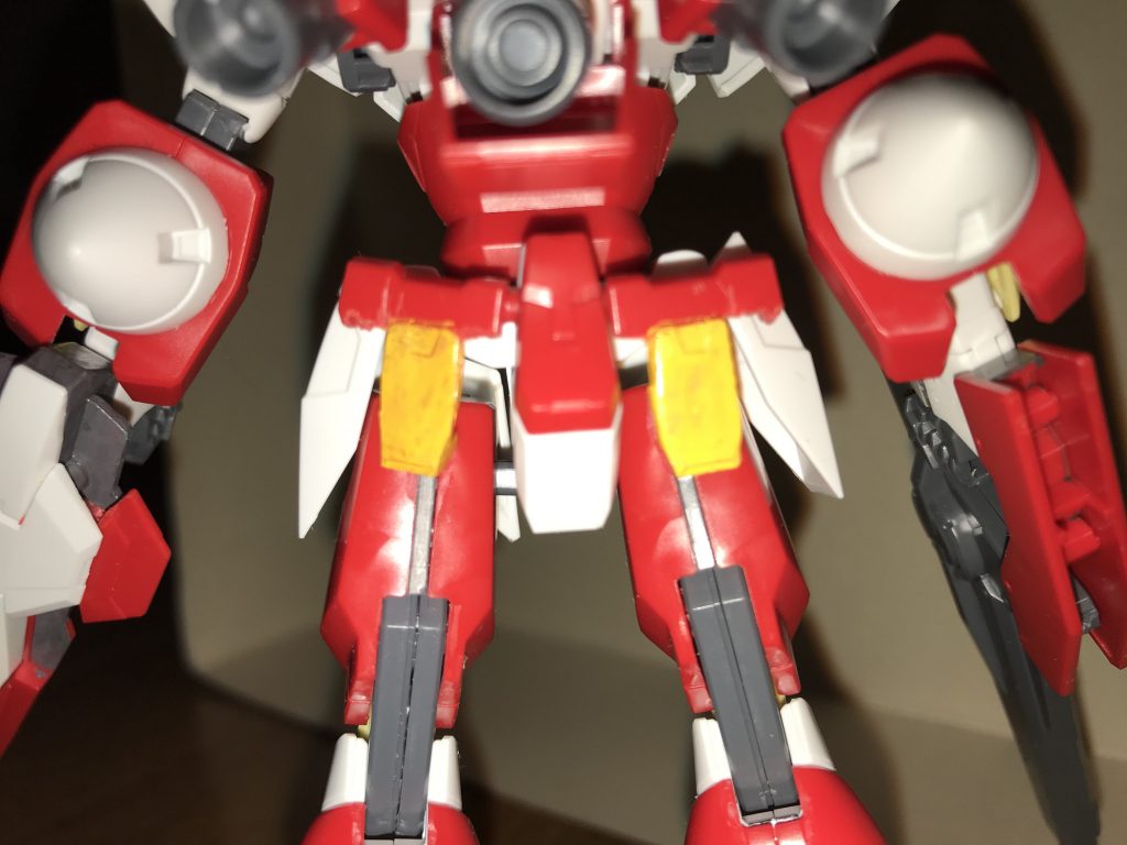 ※シールドと腰部も、分離状態を再現しています。