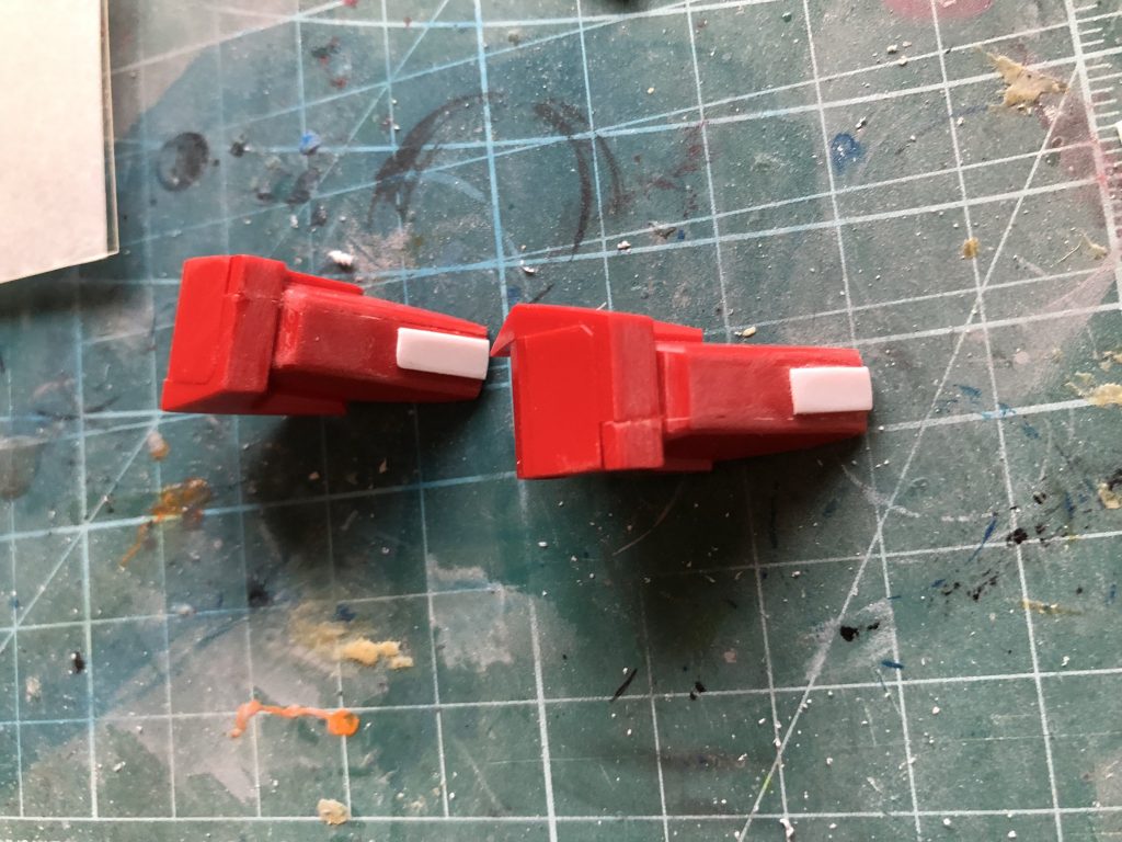 製作過程
ラップ塗装に関しましてはRGサザビーと同様なので割愛。
肩装甲の隙間がどうしても埋まらなかったので、0.5mmプラ板で隠しました。