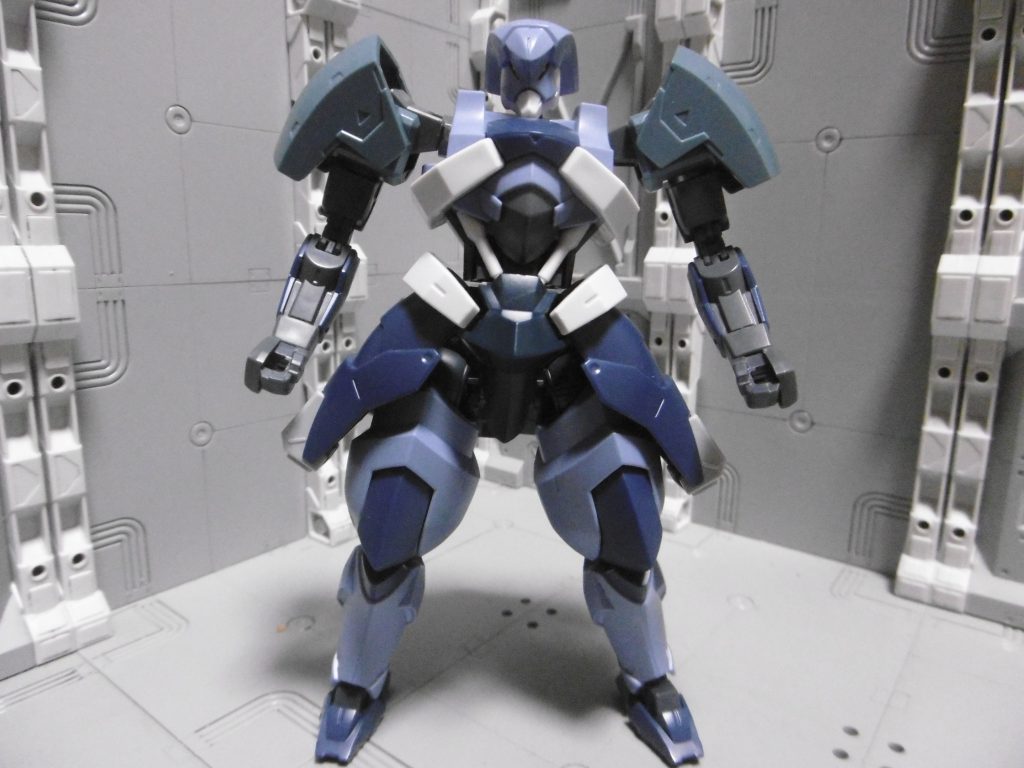 大部分は百錬で、両肩・フロントアーマー・リアスカートを漏影に。
元々が忍者っぽい容姿だったので、全体的に少しゴツくしてみました。足首がそのままなのは、接地面積の少なさを利用した「忍び足（消音）」の考慮。

成型色だけでも割と良い感じに思えたので、今回は無塗装にしました。ツヤ調整もしていません。頭に目のシールを貼っただけです。