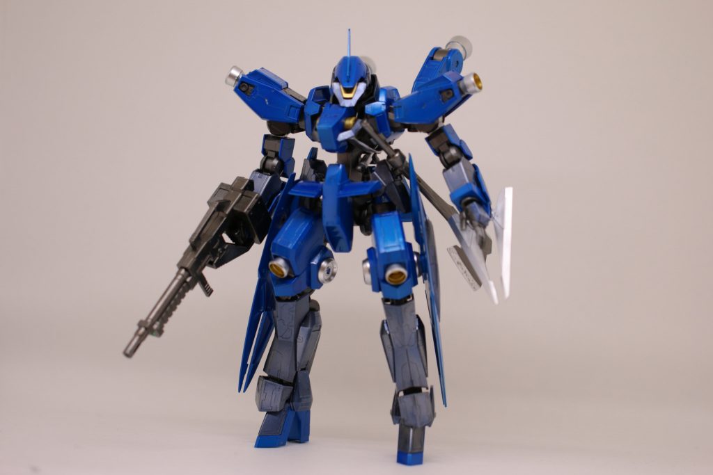 【全体像】
   ちょっと頭身が低い気もしますが、それは僕がポージングを失敗したからです。
   全体の青い外装は、キャンディ塗装しました。
   カラーレシピは、以下のとおりです。
・外装ブルー:メタリックブルー➡︎クリアブルー
・外装アーマー:メタリックダークブルー(ガンダムマーカー)
・バーニア:シャインシルバー(外部)、ゴールド(内部)
・フレーム金色部:ゴールド
・フレーム:ガンメタ(ガイアノーツ)
   今回、初めてイージーペインターを使用したんですが、あれは良いですね😄めちゃくちゃ手軽にスプレー塗装できます!ランニングコストは、スプレーを代替すれば解決しますよ。