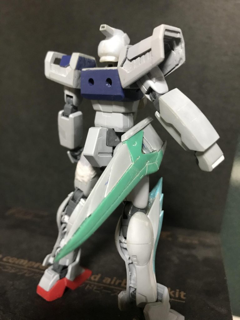 肩パーツは一度切断してプラ板で延長、排熱フィンも0.3㍉プラ板の段差貼りで形出し。サイドスラスターは『HG00』ブレイブの機首パーツを加工しております。