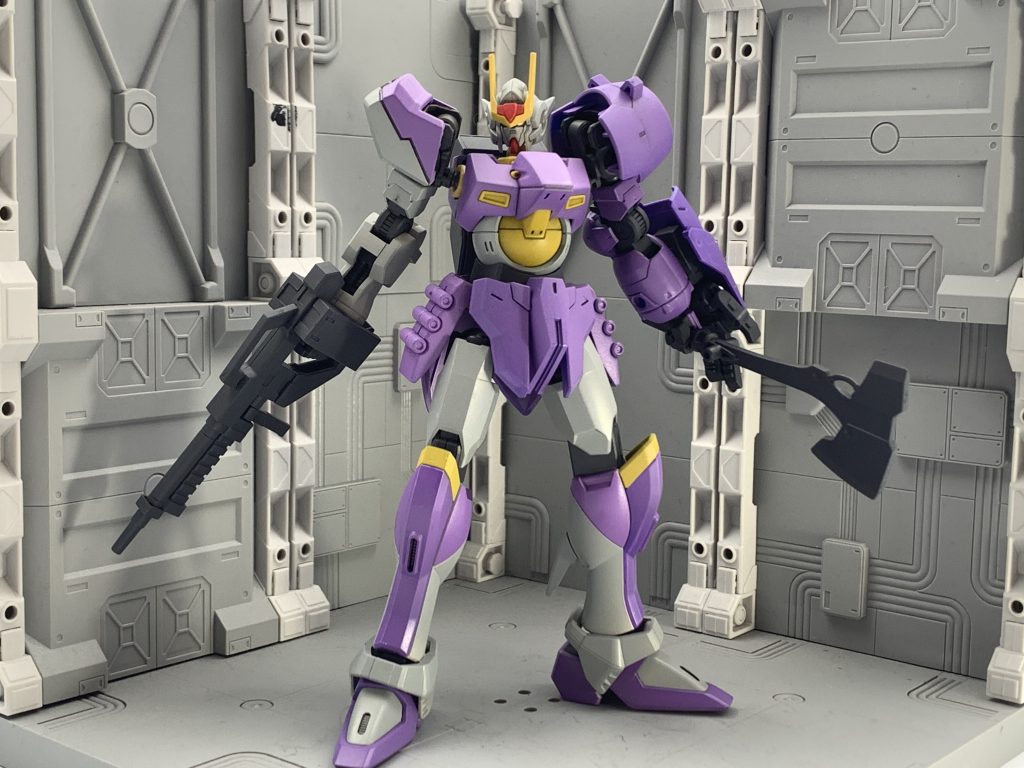 正面
色はエヴァカラーのパープルに、ニュートラルグレー、差し色にイエローで塗ってみました。