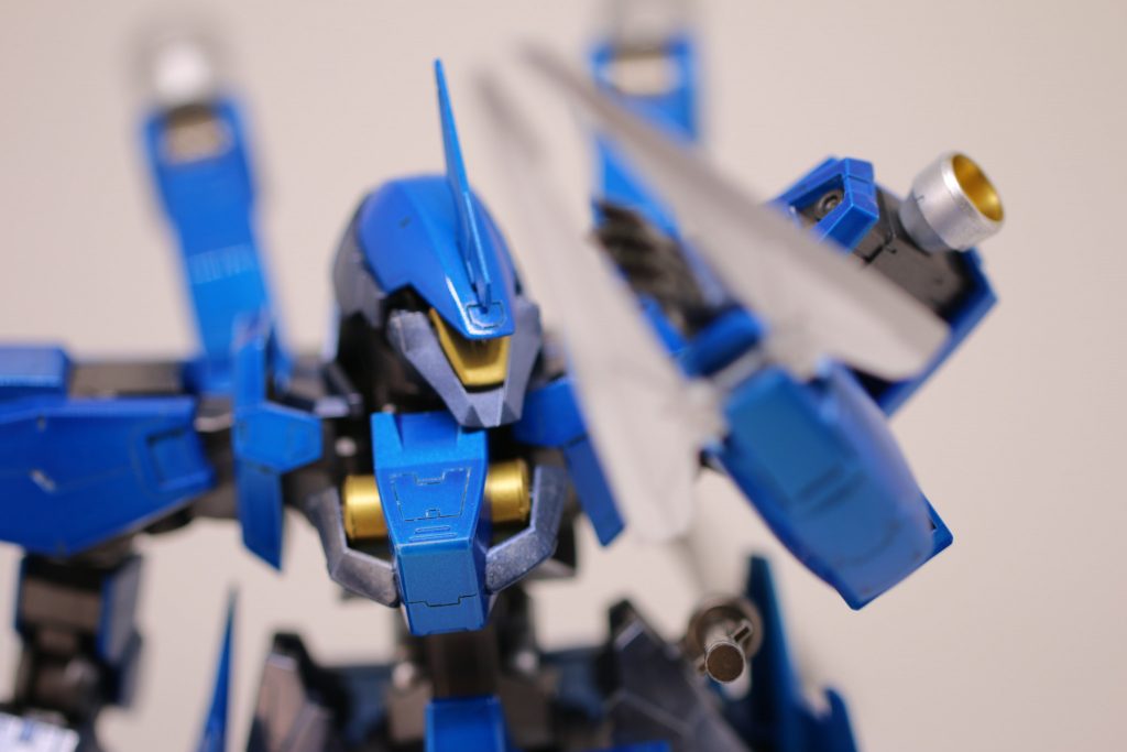 【ポージング①】
   実は、あまり動かせません。w
   というのも、太もものフレームが異常なほどにポロリしやすくて‥‥もしかすると、組み立て方を間違っているのかなぁ💦