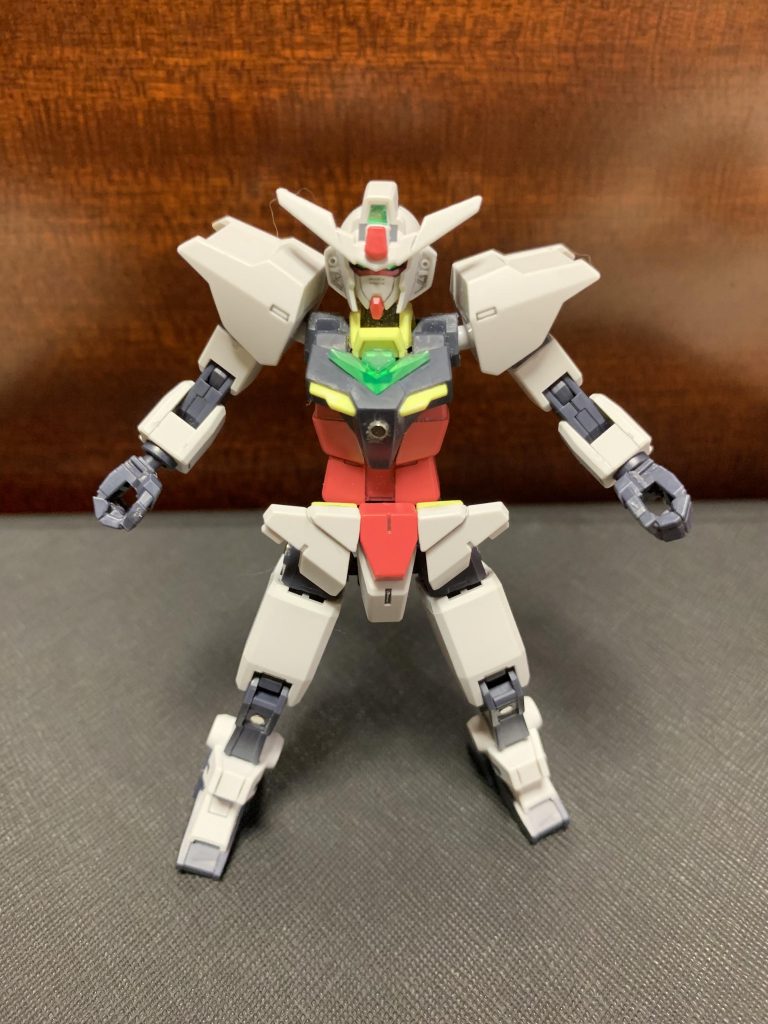 肩と腰にダブルオースカイのパーツを使っています。
スリムなのでコアガンダムにバチっとハマってくれたと思います。
体の各部位に仕込んだマグネットで戦況に応じてサブナックルを装着します