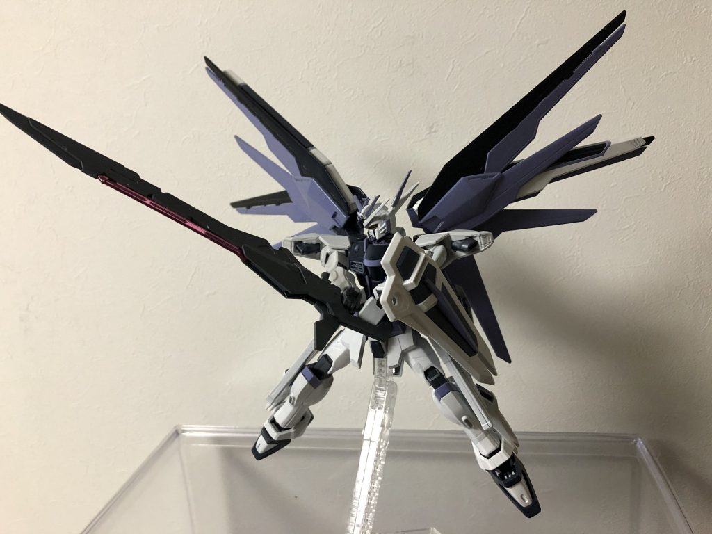 次はバスターソードを構えて
ソードは無塗装なのでこう見ると色を合わせて塗ればよかったなぁ〜