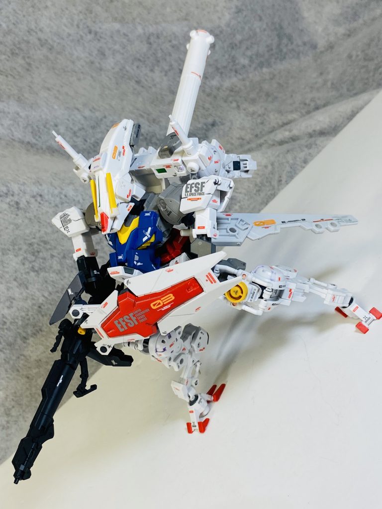 Ｇ-ボゥイ　デザインについて

前番組ダイターン3のヒーローロボットなデザインとうって変わって、NASAの船外作業服の様な
ハードＳＦデザインとなっている。

右腕に直接ビームガンが取り付けられ、背中に船外作業服の様なパックパックを背負っている。
特筆すべきは脚部で、子供向け番組企画でありながら多関節鳥脚という攻めたデザインとなっている。

初期案ではカラーリングが白一色だったが、スポンサーである玩具メーカーからの要望でトリコロールカラーとなった。一説によると脚部デザインにもＮＧが出たがトリコロールカラーと引き換えに鳥脚を押し通したとも言われている。