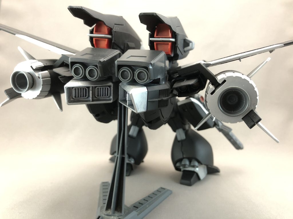 背部ユニットはSEED1/100シリーズのジャンクを寄せ集めて作成。
大気圏内での飛行を可能にするためのバーニアの塊です。