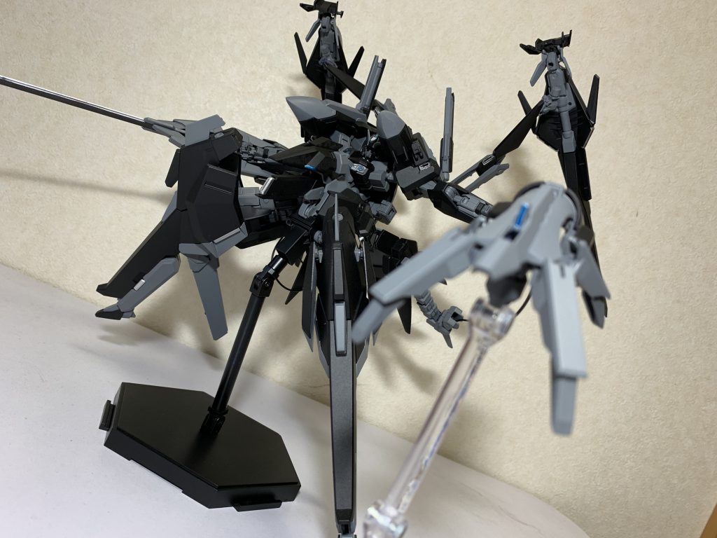 ･コンポジット･シールド･ブースター
ガンダムTR-6の主兵装にあたる複合兵装。
近接戦、射撃戦ができる他、ワイヤーによる遠隔操作によってウインチ・ユニットとしても使用可能で、あるシステムを発動することによってワイヤー無しでファンネルと同様な無線式に切り替わることができる。
また、Iフィールド発生器も備えており、シールド周辺に展開して敵のビームを防御することもできる。
 本機が使用するコンポジット･シールド･ブースターはジャバラアームをリアアーマーの追加スラスターユニットに接続される他、ブレードが延長され、先端部は敵を突き刺すことができるように尖らせてるのが特徴。