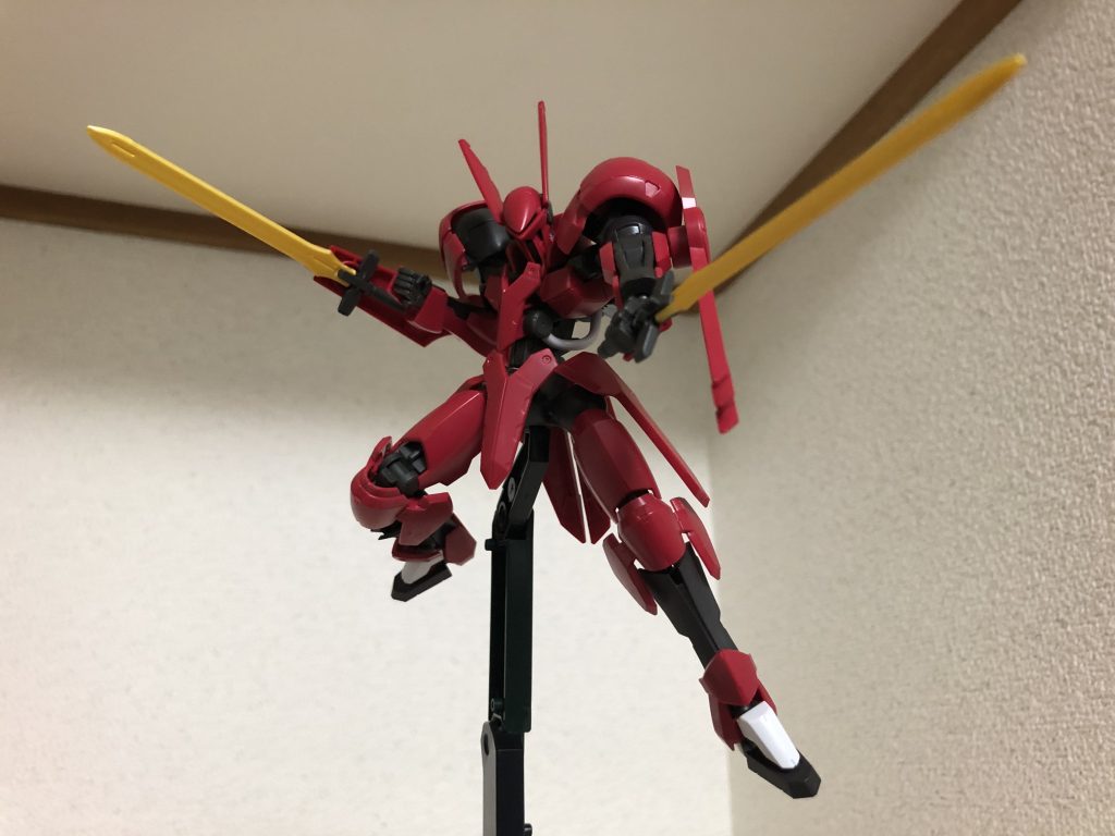 造形がかなり良く、腕とかが二重関節でかなり味の効いたポージングが取れるので、すごくかっこいいですね。この前、百里組んだんですけど、オルフェンズ系の機体は今までのガンダムにない感じのビジュアルの機体が多くて、個人的にはかなり好きですね。ミキシング用に買ったつもりですが、これ単体で軽く仕上げるだけでもいいですね。もう一体買おうかなw