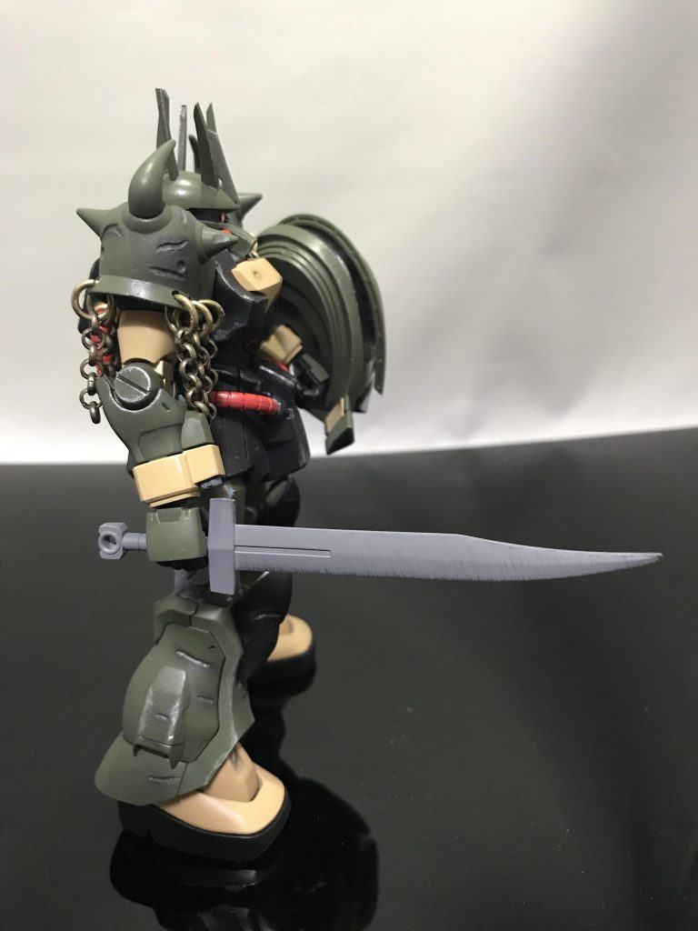 右側面。武器を持つ右腕は壊れると困るのでチェーンは多めでやや長めです。