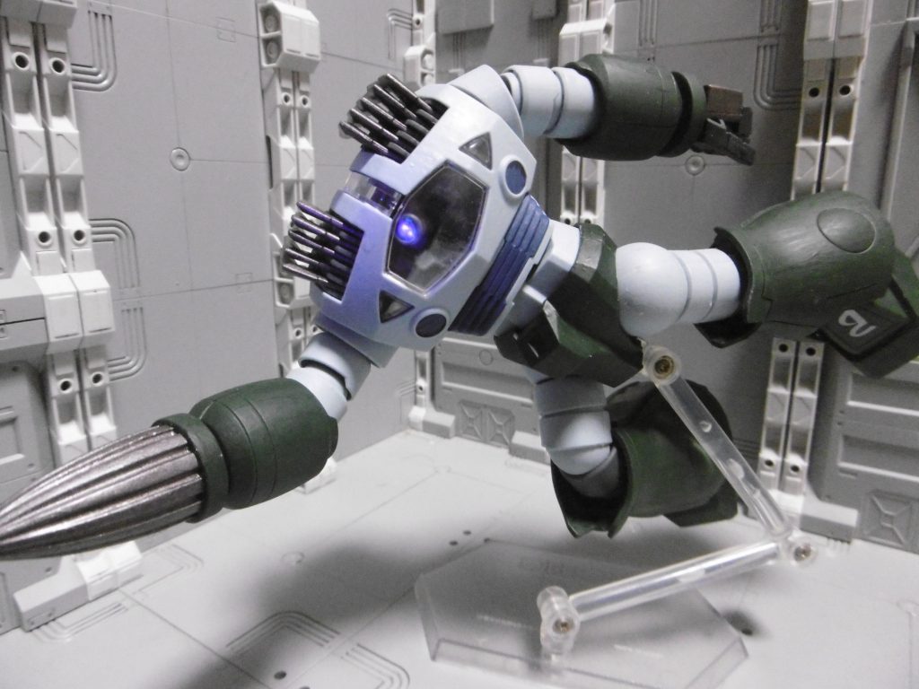 更には地中に潜り、ゲッター２のような奇襲も仕掛けます。
頭部ブーメラン・カッターは、本来のように投擲では使わず固定。
これは地中潜行時に、ドリルで開口しながらカッターを当てて岩盤を砕きつつ胴体を通すため。固定なので破砕力が十分にあれば壊れる事もなし。