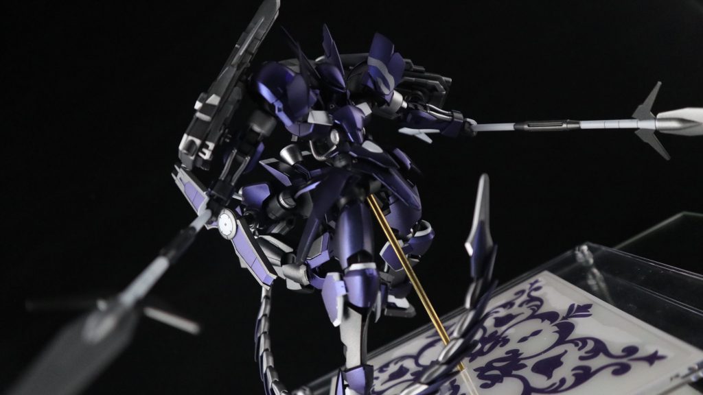 基本的に槍装備。
せっかくなのでヴァルキュリアランスとか言っときましょうか。
シッポはヴァルキュリアテイル。
先っぽはブレード。
左肩のマーキングはオシャレポイント程度に見て頂ければ。肩はマスキング塗装。メタリック感を損なわないようシルバーの上にホワイト重ねてます。もっと薄くなるつもりでしたが苦手なようです。
マーキング塗装は過去作、天ハナで解説してるんでそっち見て下さい。今回はマステのみでやってます。
マーズフォーウェポンとか使って「あんこくけん」とかやればよかったかな。