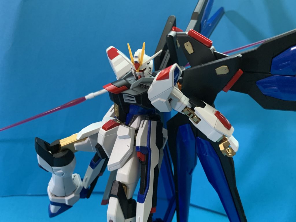 アンビデクストラス・ハルバードモード。HGCEだと接続パーツなしで直接アンビデクストラス・ハルバードモードに出来るのがいいですよね。単品の時の見栄えはちょっと悪いけど、旧キットではそもそもアンビデクストラス・ハルバードモードにできませんでしたし、アンビデクストラス・ハルバードモードがあるだけで1億点みたいなところある。