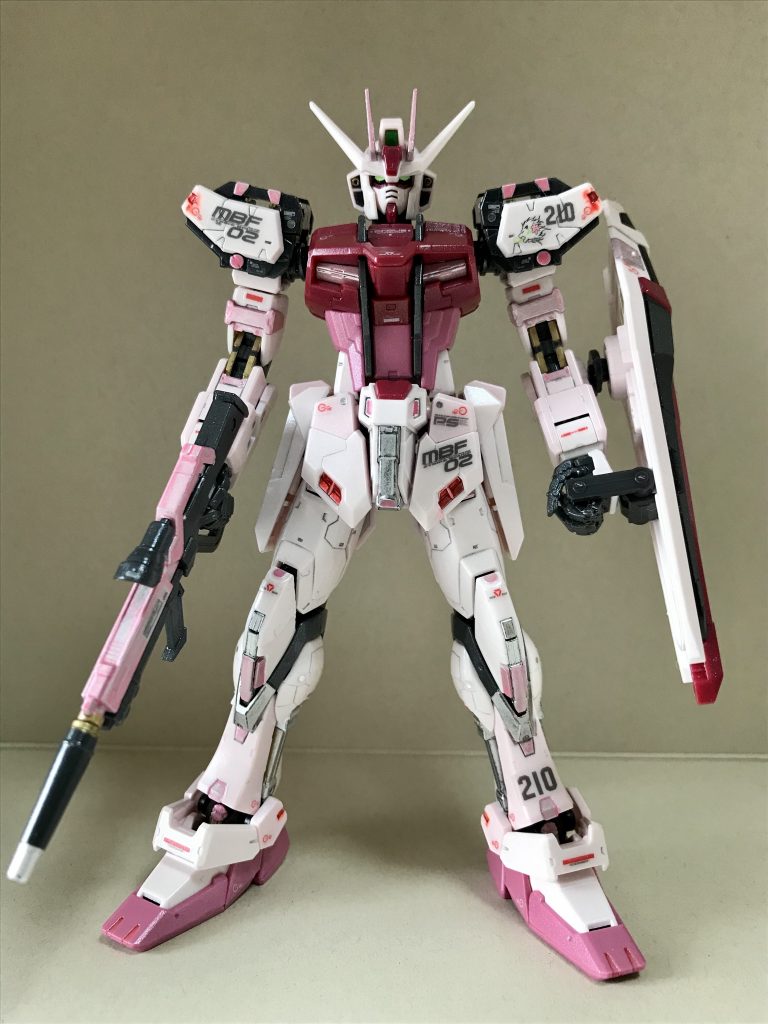 工夫としては、部分的にキラキラなピンクで塗装しました。アンテナ、肩アーマーの一部、上腕二頭筋のあたりの装甲、ヒザのフレームの一部、ライフルの上側、などなどです。ワンポイントで少し上品なかわいらしさが出たと思います。
方法は、ガンマカの蛍光ピンクを塗った上から、ガンマカEXのシャインシルバーを2～3回重ね塗りました。シャインシルバーは隠ぺい力が弱いのと、ピンクと溶け合って、このようなキラキラなピンクになります。塗りムラはひどいのですが、それも「味」ということで…（汗）