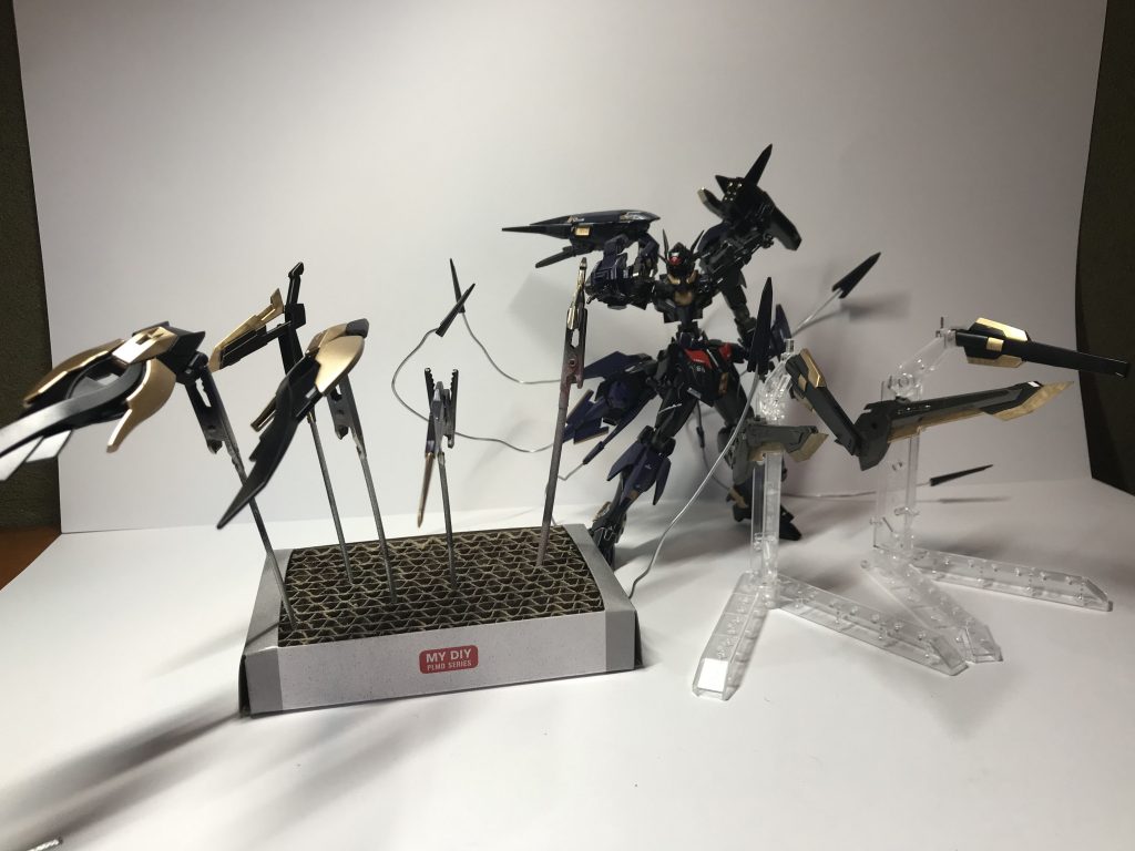 ファングを飾るスタンドが無かったので塗装用土台です。すみませんm(_ _)m
追加されたパーツは全てファングに!
さらに右バインダーのシールドもファングになります!