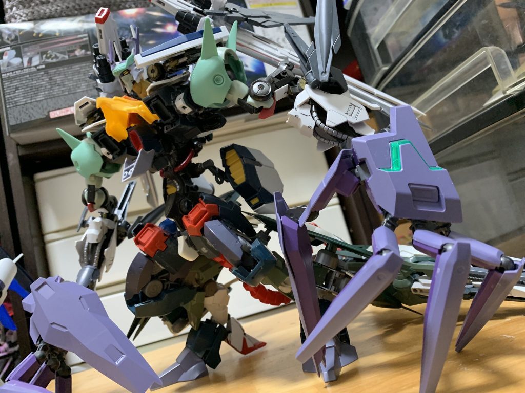 サフ前の写真です!
使用キット、大きさ、塗装のしんどさ、全てにおいて自分の中で最大級で、とんでもなく大変でしたが、これを機にまたレベルアップできた気がします!
この機体を頑張ったのは、ほかのすごい鉄血系の作品を生み出してる方の作品と対決シーンっぽく並べれるなと思ったのがきっかけでした!