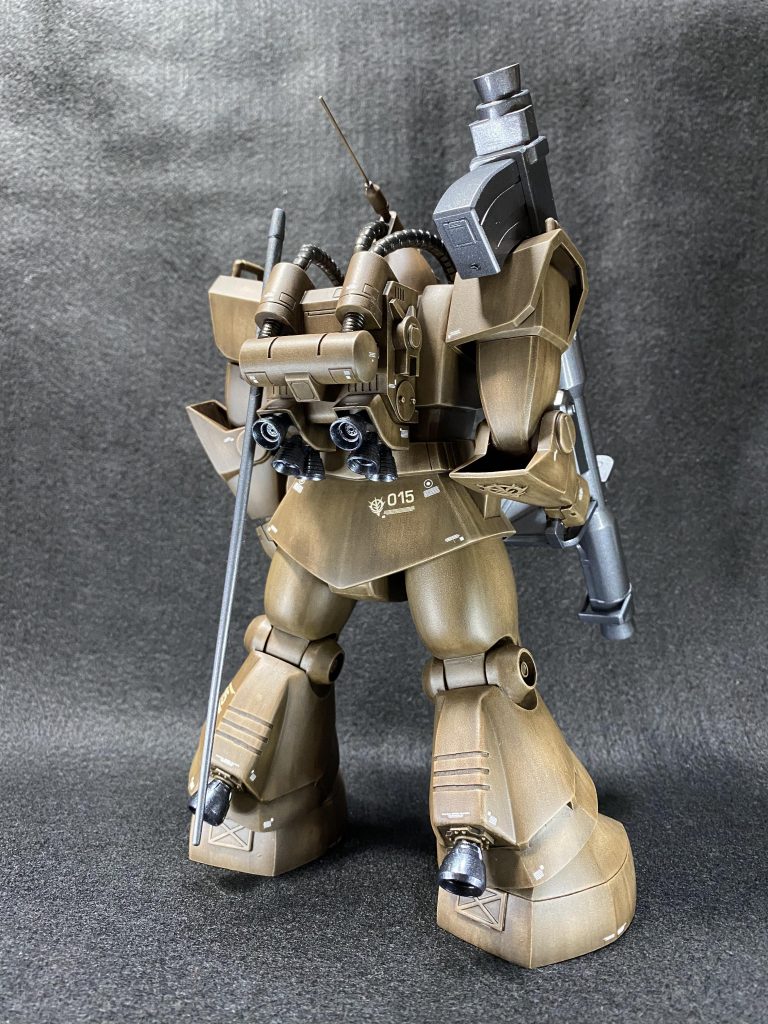 肘と膝の関節は接着して固定。