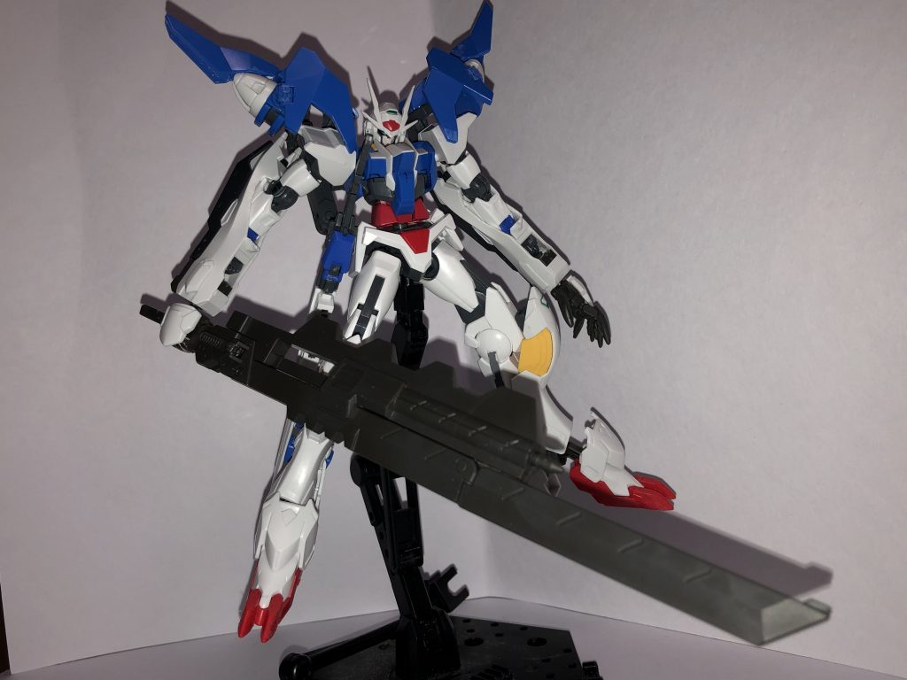 最後はこちら。アスタロトリナシメントに付属するデモリッションナイフ(合体済)を持たせてみました。アーマー側と作品が同じ為、これはこれでしっくり来てますね。元のガンプラ(リナシメント)では持て余し気味だった巨大なこの大剣もこのガンプラなら軽々と振り回してしまいそうです！個人的にはこっちの大剣の方が好みですね！