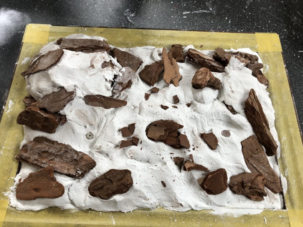 紙粘土とインテリアバークを無造作に敷きます