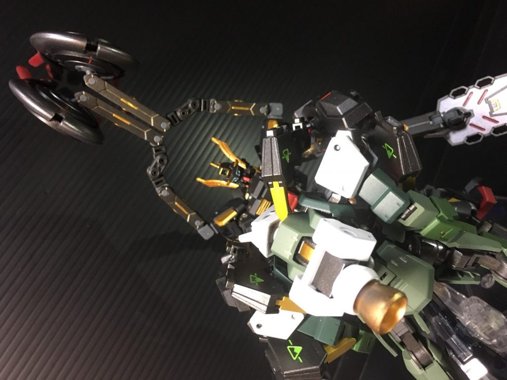 こんな感じにスパイクシールドとナックルメイスの爪突き立てて内部までダメージを与えつつ拘束し、インパクトシールドの一撃でフレームごと破壊します。