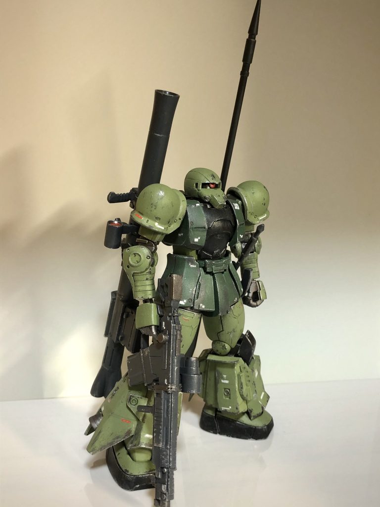 サイコザクのパーツは脚部に使っただけですが、本体にも少しだけ手を加えています。
 一見まとまりがあるのによく見るとちぐはぐ、みたいなイメージで製作したのでザクIともザクIIとも少し違う不思議な機体になったと思います。