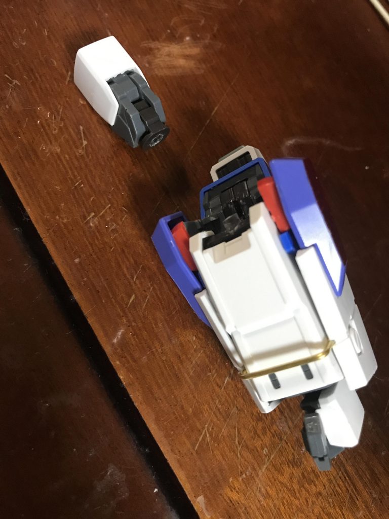 腕部は太さにこだわって
通常ZZ腕をFAZZ腕と同じくらい動くように
パーツを切った貼ったしています
側面アーマーはサイズが合わないので真鍮線で無理矢理。
肘の軸接続化も強引。
ZZの太腕でガワラ曲げがしたかったんです! 許してください!