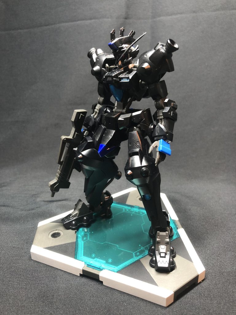 ビルドシリーズに登場するならば、という妄想の元に作成したウヴァルの改造機。全身各所にクリアパーツを追加し、それっぽくしています

大きな改造は行わず膝アーマーの独立可動と、両肩と脹脛にバーニアの追加とシンプルに完成させています