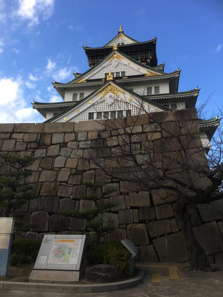 先日、大坂城に参る機会がありました。
特に城内展示にて馬蘭後立て鎧兜の原寸複製品を拝見できた事は有意義でした。