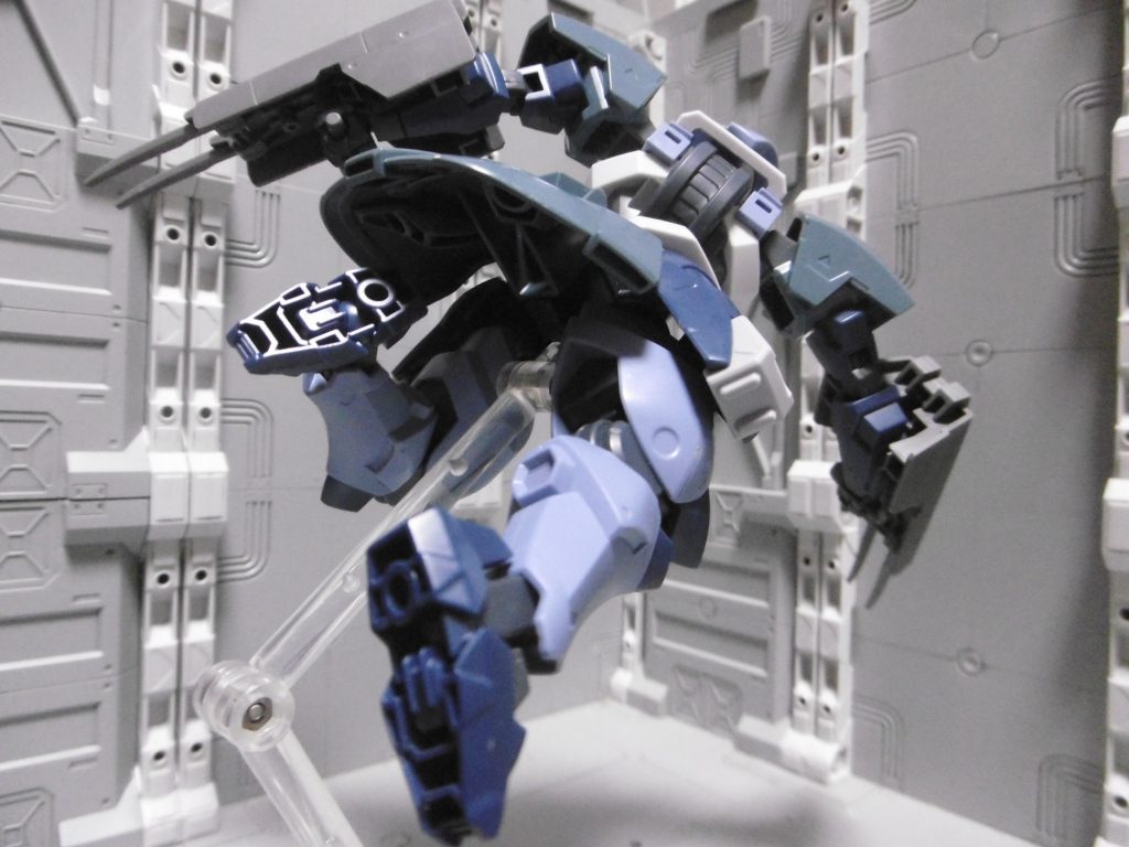 足裏の肉抜きもそのまま。推進器にも見えますし。