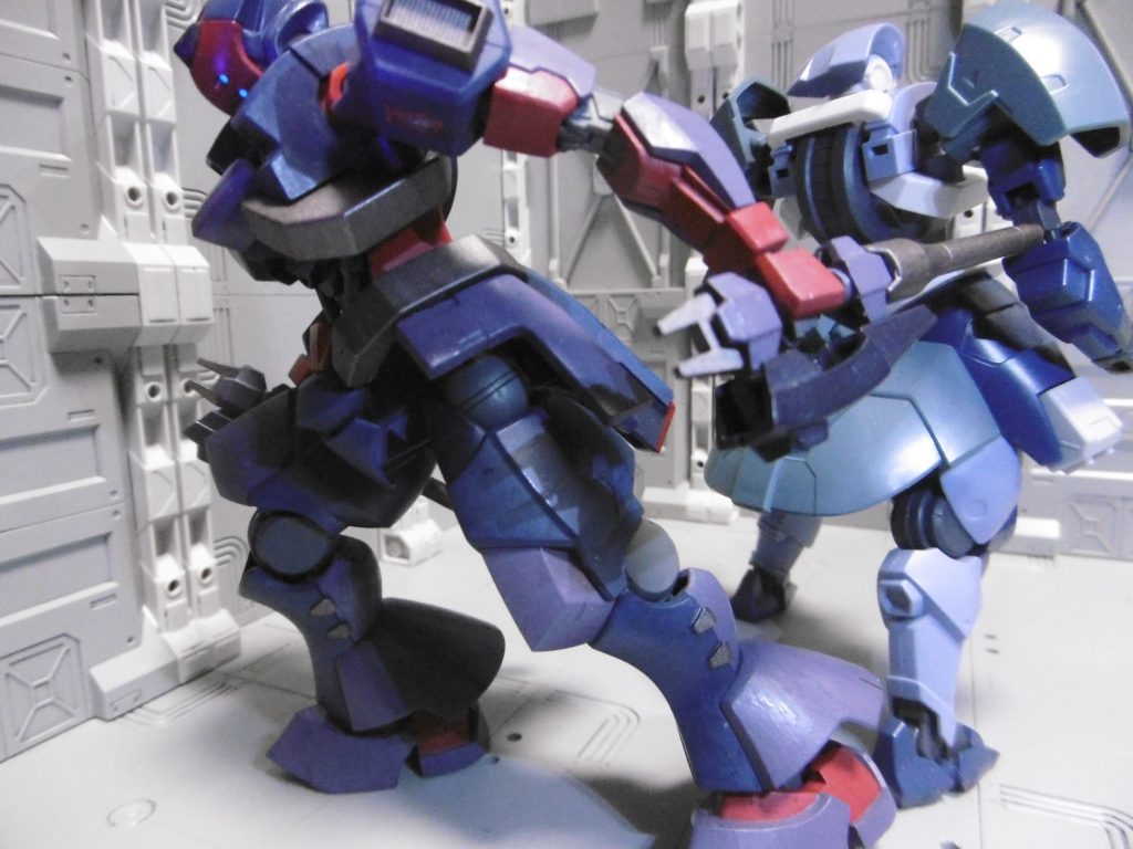 関節等の脆弱箇所を狙う場合は相手に直接突っ込むのではなく、敢えて真横を通り過ぎてから切り返し、背後から刺突の一撃。
鉄血の世界観を考慮すると、軽量級は攻撃力で押し切るよりも小回りを利かせて行動不能を狙うのが効率的なのでは？と想定し、相手の油断や隙を狙いまくる仕様に。高速接近し行動不能に陥らせる様は、*まるで通り魔*。

相手が例えどんなに堅牢な重装甲持ちであっても弱点は必ず存在し、絶対防御の正面ではなく背後の関節を狙えば脆いものです。狡猾（卑怯）と言われればそれまでですが、あくまで戦略の一環。ただし万能ではなく、移動不可で脆弱箇所がほぼ無い*固定砲台・移動要塞に対しては無力。*