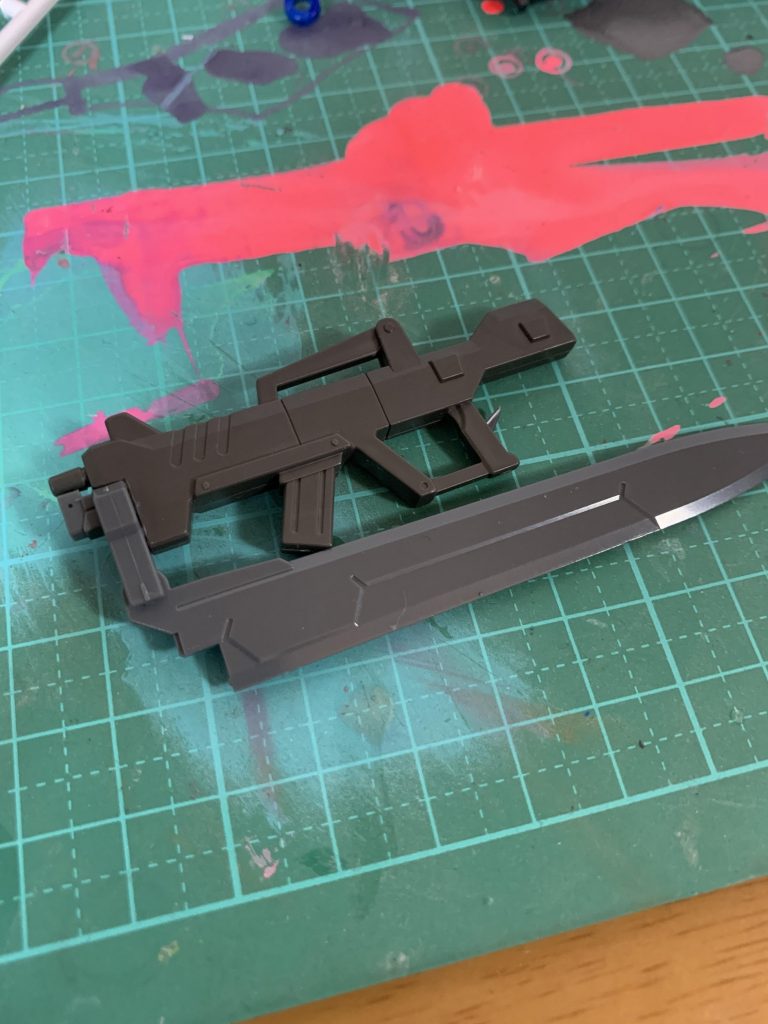 エクシアみたいなGNソードを暇で作った後にブレイクブレードを思いついたのでこの銃はアサルトマシンガンとして制作一応ブレードも付けれますからGNソードみたいに使えます(*´ω`*)