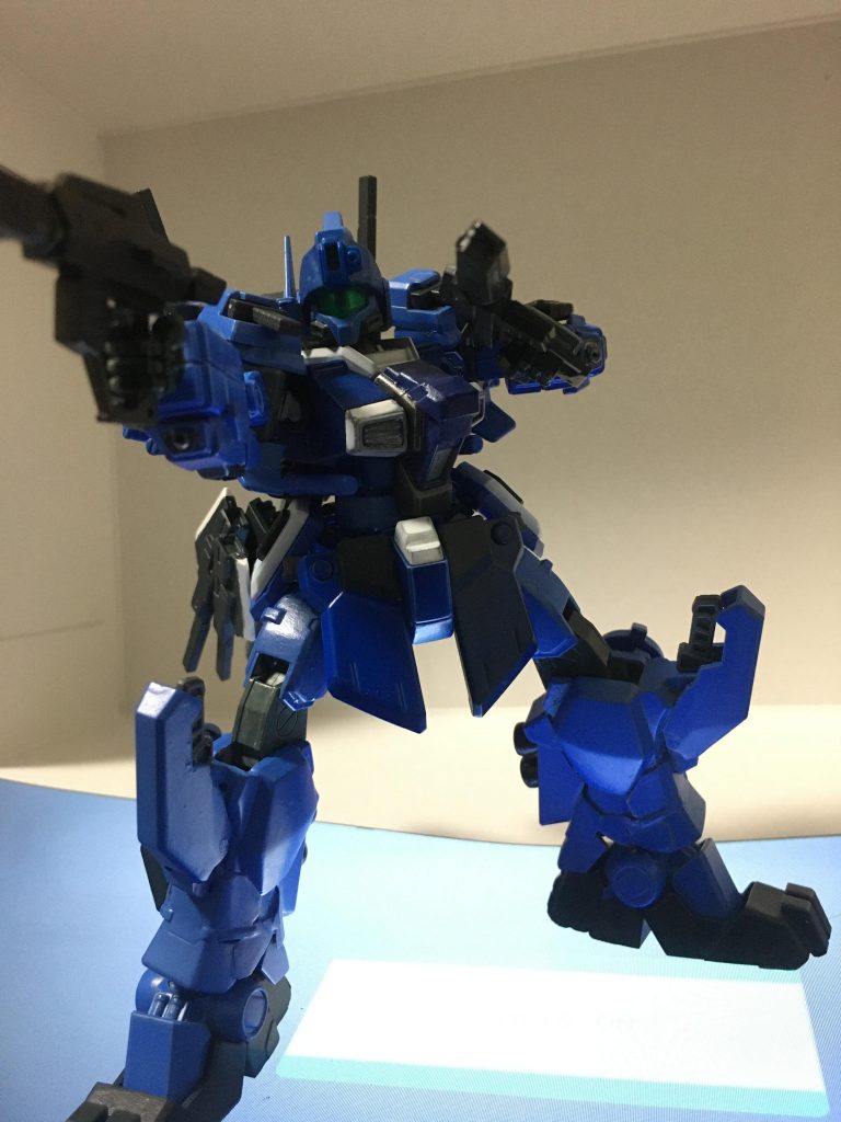 戦闘スタイルは高機動と2基のビームスポットガンとEMP兵器、合計10丁のビームガンと14振の近接格闘装備を駆使したヒットアンドアウェイ。また、肩にはチャフ入りスモークディスチャージャーを6基搭載。レーダーが使えなくなるデメリットがあるがサーマルビジョンを駆使して闇討ちも可能