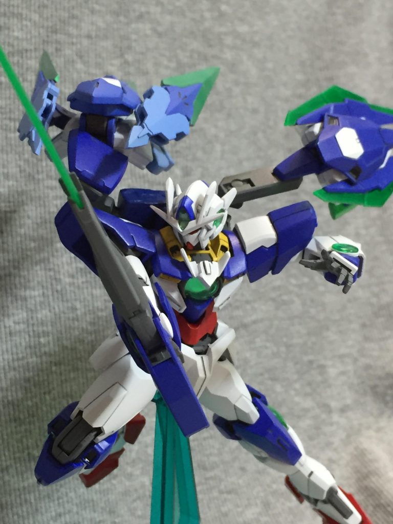 機体名: ダブルオークアンタテンビット
型式番号: GNT−0000/TB
武装: GNソードⅤ/GNソードビット/GNシールド/GNトレミービット

設定
イアン・ヴァスティの弟子、シェリリン・ハイドがフルセイバーの開発に影響を受けてデータ上で試作した追加オプション。
単体の戦力ではフルセイバーより劣るが、ソード部分にクラビカルアンテナとしての機能を合わせ持つことで極めて高い粒子コントロールが可能。
そのためGNリフレクションの難易度が下がりパイロットである刹那の技術も合わさることで成功率向上に貢献している。
また本機がトランザム中に限るが、一定範囲内に存在する擬似太陽炉搭載機のトランザムによるオーバーロード(自爆)を停止させることが出来る。
その他ビット単体での攻撃も可能。