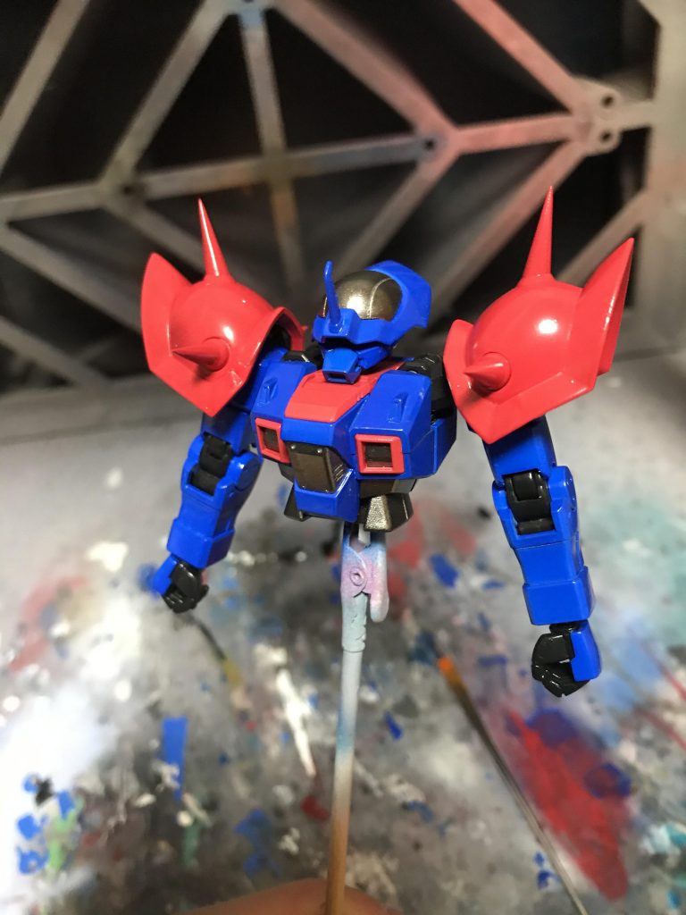 青はアイスコバルト下地塗りし、スーパーファインコバルトの発色を良くしてます。フィニッシャーズは色は綺麗ですが隠蔽力が無いので下地に同じ系統の色を塗ることをオススメします。その後デカールや墨入れをし、最後にルビーレッドを吹けばEXAMっぽい感じになります。赤は調色した赤です。