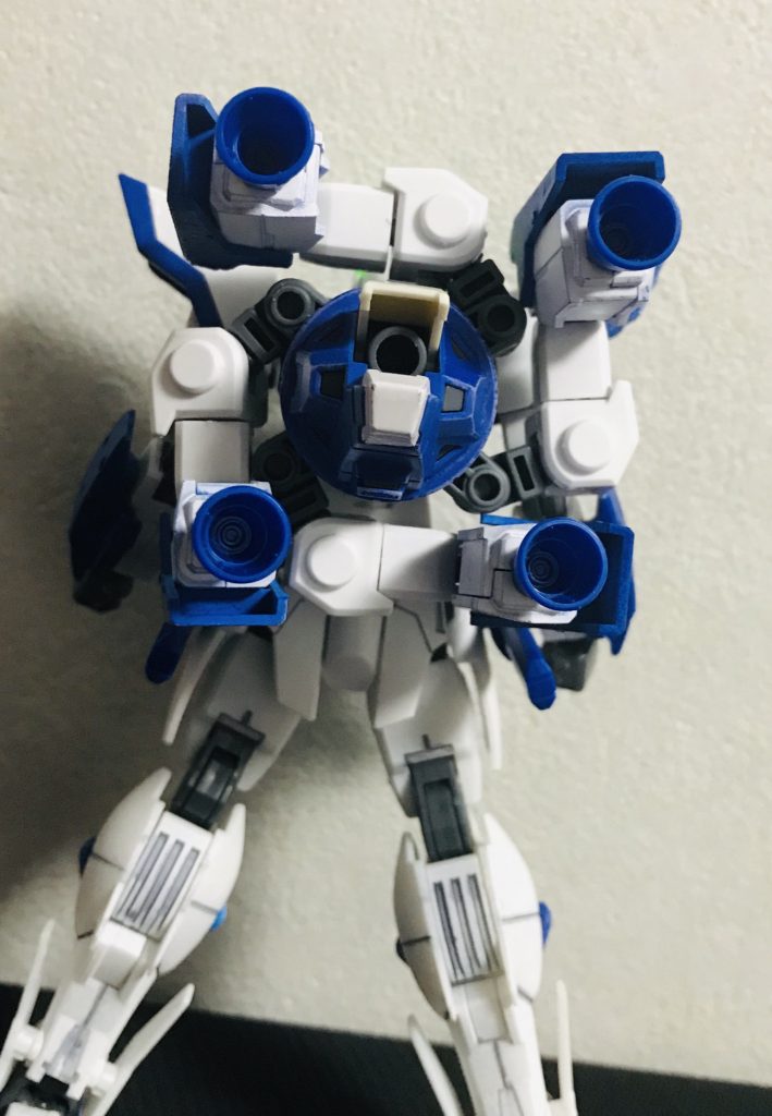 後ろから。
『ラウブルブースター ダッシュモード』と呼ばれる卍型の形態。プトレマイオスアームズを改造しているのだが、中心部は砲撃用ではなく、同じくバーニアとしての運用を目的としている為、攻撃力は無い。