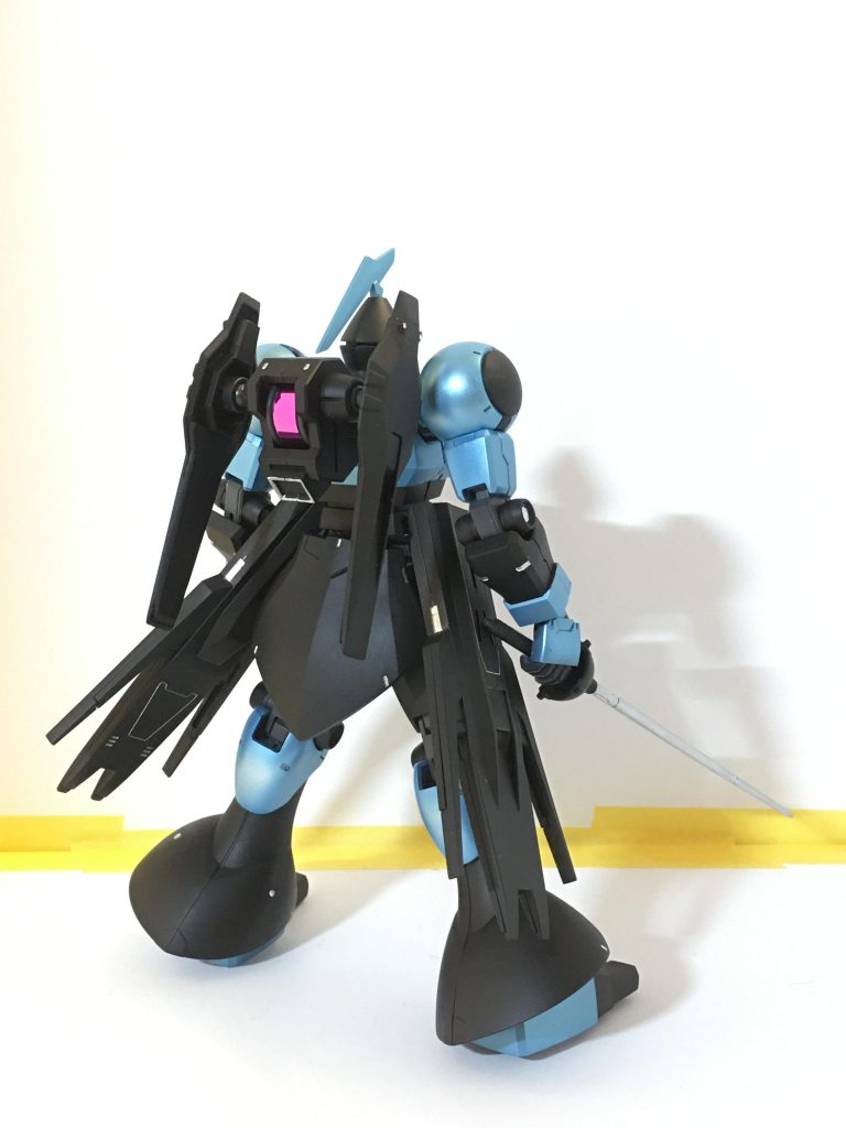 エイハブリアクター搭載型ギャンとなりました。
バックパックのダボ穴だけ間隔が合わないのでカット、再接着で対応。