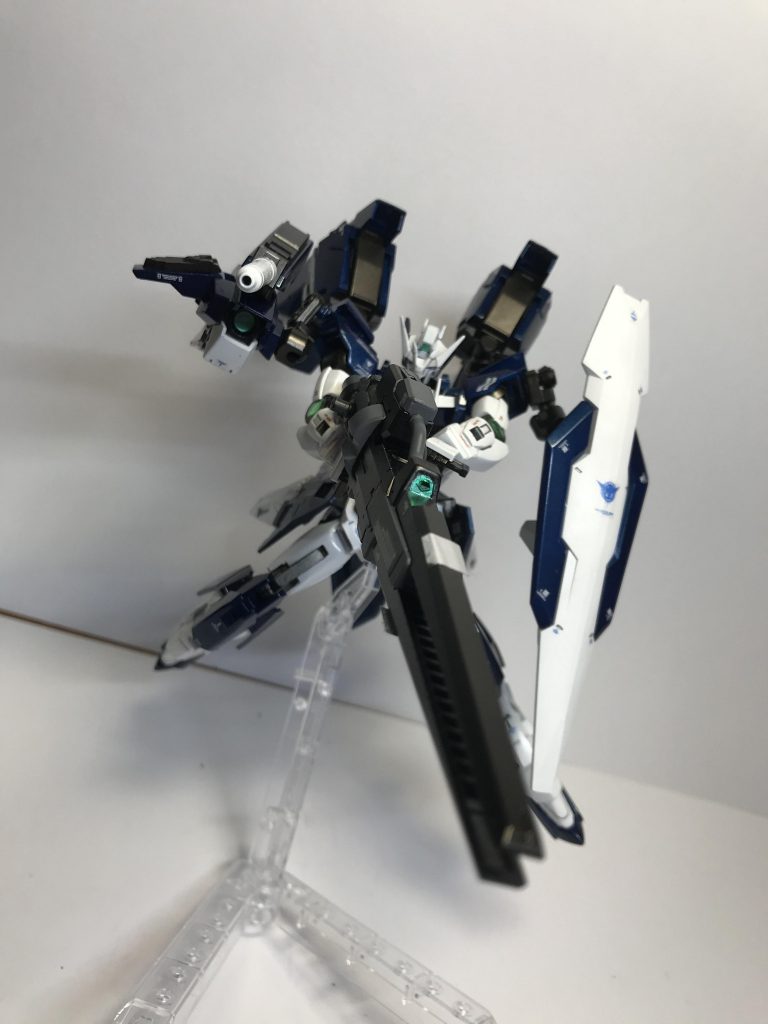 バスターライフルは連結を離して単体で手に持つことが可能です。
しかし粒子タンク搭載の連結基部から離してしまうのですぐに粒子不足に陥ります。ただ取り回しは良くなるので状況に応じて使い分けるこどが必要です。