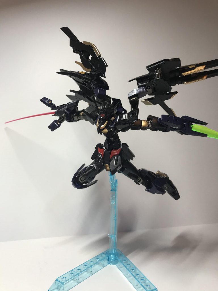 右手からもビームサーベルが!!
この機体の最大の強みであるどのステージ戦闘状況に合わせて形態を変えることが出来る。