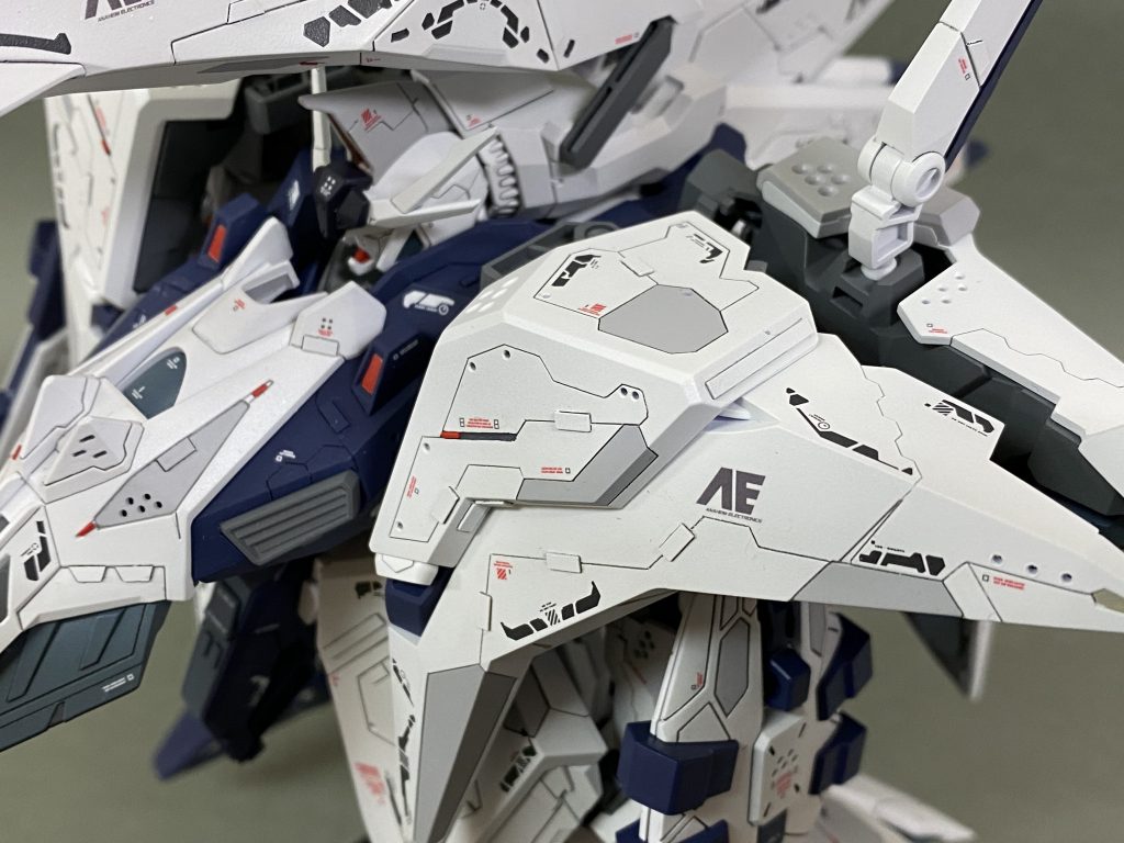 ノッペリ感が目立つ箇所にはプラ板やパネルラインを追加して大味にならない様アレンジ