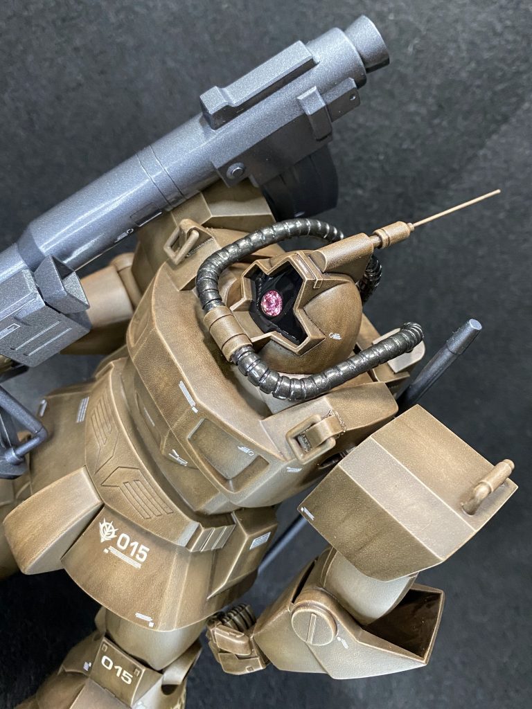 モノアイシールドはクリアーコートしてあるので、動力パイプが映り込んでいます。