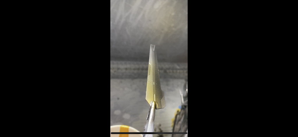 ミラークロームの上にクリアカラーを軽く吹きます。すき