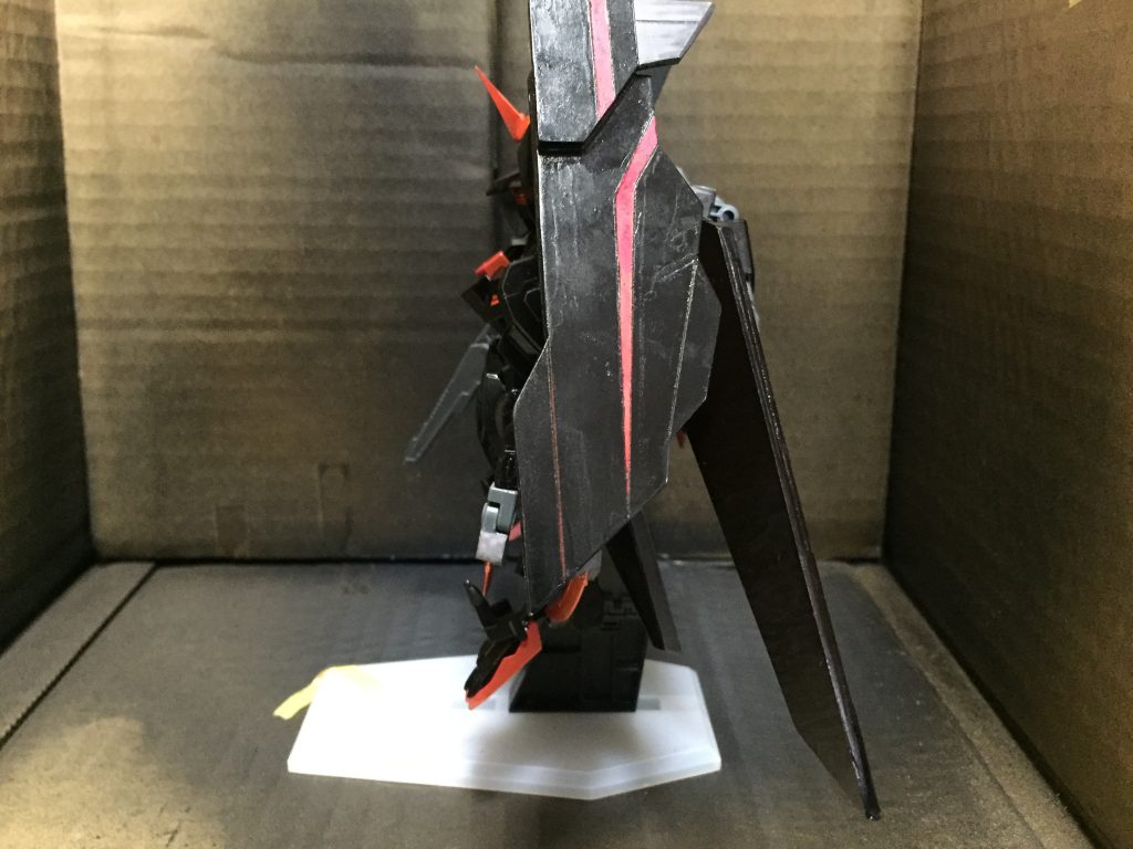 機体側面。元々ダブルオーでフルクロスの再現をしようとしてスクラッチしたパーツを転用してスラスターシールドにしています。