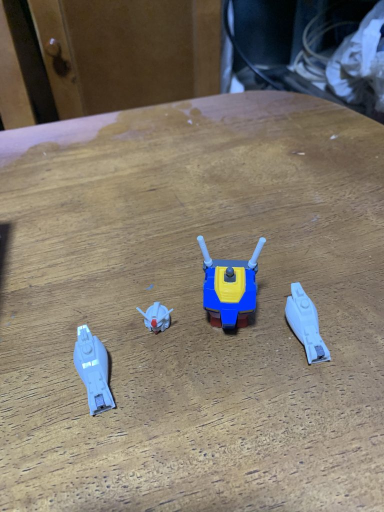 頭と胴体と足の一部が組み上がった所