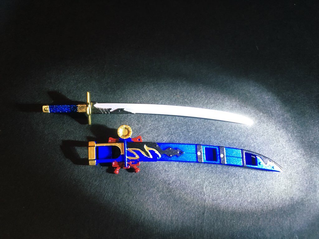 【長谷部国重】
号は圧切(へしきり)。
信長の愛刀と伝わる。
相州正宗十哲が一柱、長谷部国重が鍛えた二尺一寸の打刀。鎬造で庵棟、元は大太刀で磨上、無銘(本阿弥光徳が極め金象嵌入る)。小板目肌に地沸、表裏に棒樋、刃文は皆焼に小乱れ交じる。
附・金霰鮫青漆打刀拵。
現:国宝、福岡市博物館所蔵