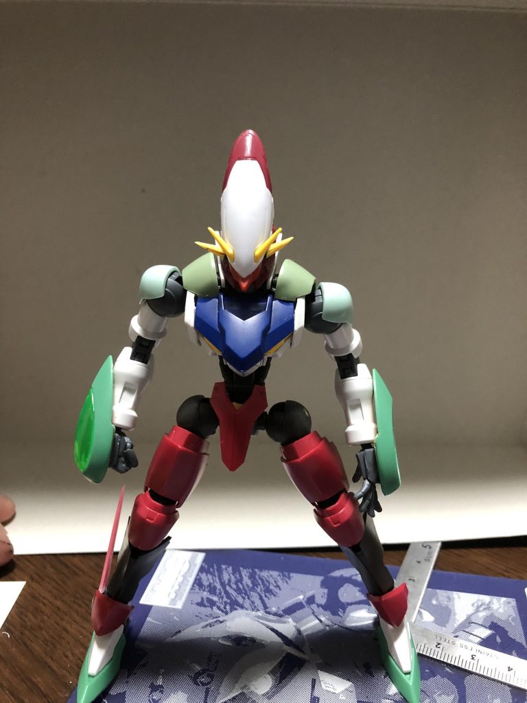 特徴的な流線的形状は
頭部:ガンダムスローネドライ
腕部:ガンダムポータント
胴体:ガンダムバルバトスルプス
脚部;グリムゲルデ
背中:ウイングガンダム(シールド)
をベースにしています。
とくに背中周りのウイングガンダムのシールドと、
肩口のシルエットに悩んでたときに見つけたマンロディの袖口パーツが
ピタッとハマった時はなんとも言えない興奮を感じました。